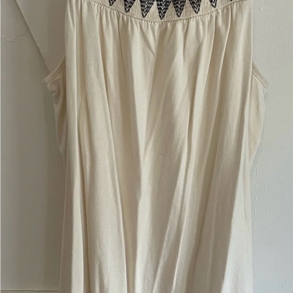 SALE 3/$20 Old Navy Embroidered Tank - Picture 1 of 6